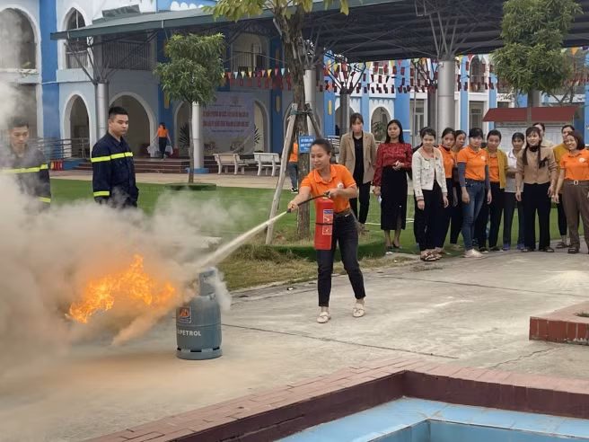 Lực lượng Cảnh sát PCCC và CNCH - CAH Phúc Thọ hướng dẫn thực tập phương án chữa cháy, CNCH và sử dụng phương tiện chữa cháy cho giáo viên Trường mầm non xã Long Xuyên