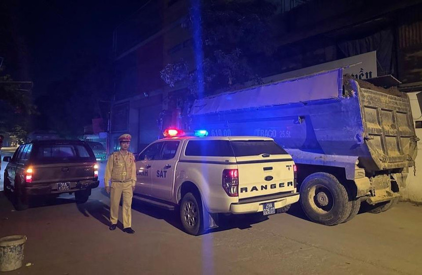 Lực lượng chức năng kiểm tra, xử lý xe chở vật liệu làm rơi vãi ra đường