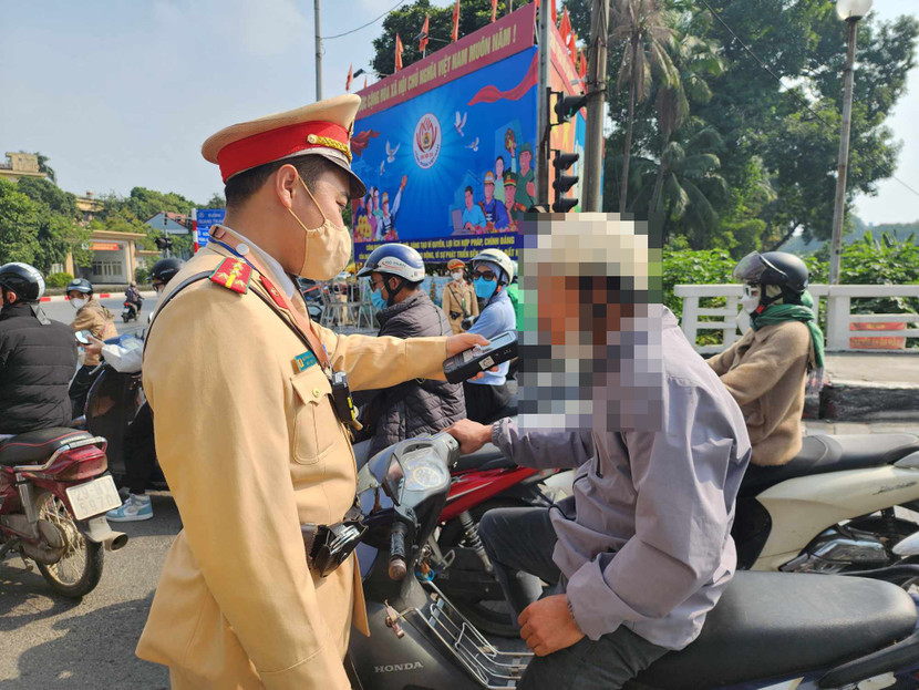 Tổ công tác kiểm tra nồng độ cồn người điều khiển phương tiện giao thông