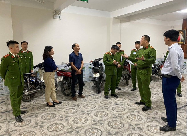 Đại tá Phạm Trung Hiếu, Trưởng Phòng Cảnh sát PCCC và CNCH - CATP kiểm tra, rà soát đối với một số cơ sở kinh doanh dịch vụ cho thuê trọ trên địa bàn huyện Thạch Thất