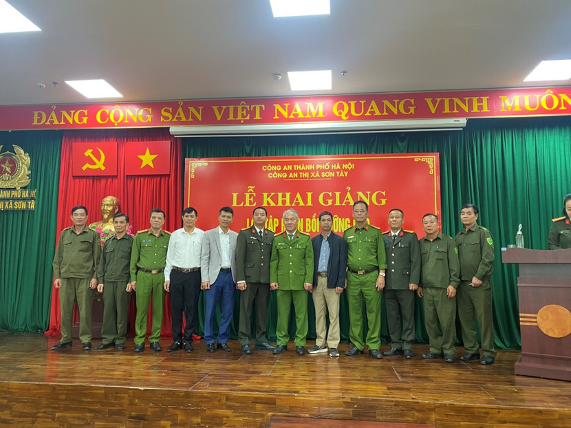 Các đại biểu tham dự Lễ khai giảng chụp ảnh lưu niệm Các đại biểu tham dự Lễ khai giảng chụp ảnh lưu niệm