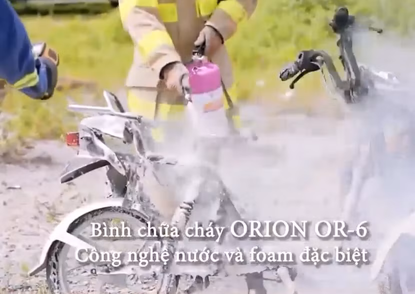 Cục Cảnh sát PCCC và CNCH - Bộ Công an giới thiệu quá trình thử nghiệm bình chữa cháy nhãn hiệu Orion OR-6 sử dụng công nghệ nước và foam đặc biệt