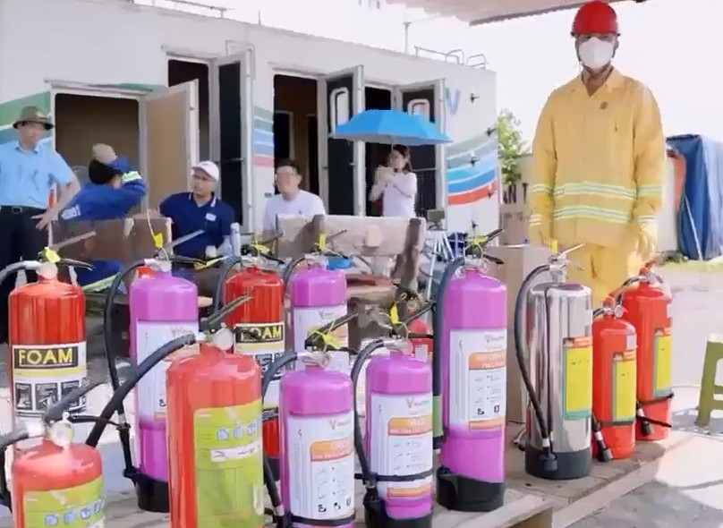 Thử nghiệm bình chữa cháy nhãn hiệu Orion OR-6 sử dụng công nghệ nước và foam đặc biệt, các viên pin không có hiện tượng nổ, không có khói, nhiệt độ giảm sâu dưới 60 độ C Thử nghiệm bình chữa cháy nhãn hiệu Orion OR-6 sử dụng công nghệ nước và foam đặc biệt, các viên pin không có hiện tượng nổ, không có khói, nhiệt độ giảm sâu dưới 60 độ C