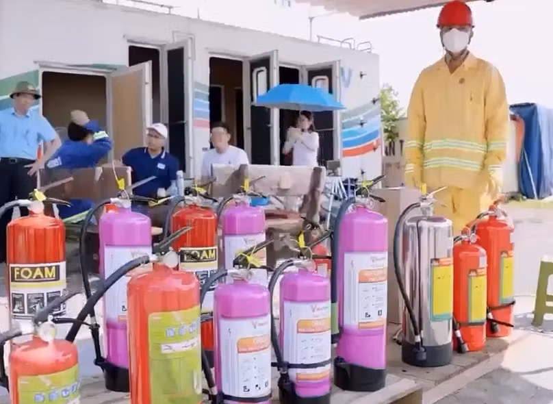 Thử nghiệm bình chữa cháy nhãn hiệu Orion OR-6 sử dụng công nghệ nước và foam đặc biệt, các viên pin không có hiện tượng nổ, không có khói, nhiệt độ giảm sâu dưới 60 độ C