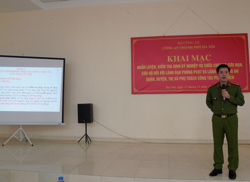 Đại tá Nguyễn Minh Khương, Phó Cục trưởng Cục Cảnh sát PCCC và CNCH phổ biến các văn bản quy định, hướng dẫn của Bộ Công an, Cục Cảnh sát PCCC và CNCH trong công tác chữa cháy và CNCH