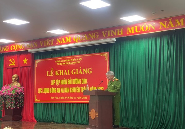 Đại tá Mai Trọng Thắng - Trưởng Công an thị xã Sơn Tây phát biểu khai mạc lớp bồi dưỡng, tập huấn Đại tá Mai Trọng Thắng - Trưởng Công an thị xã Sơn Tây phát biểu khai mạc lớp bồi dưỡng, tập huấn