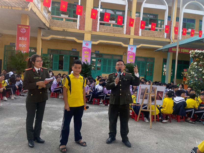 Đại úy Nguyễn Tùng Anh, Bí thư Đoàn thanh niên - Công an huyện Đông Anh phổ biến cho học sinh hiểu hơn về tác hại và việc phòng, chống ma túy, thuốc lá điện tử