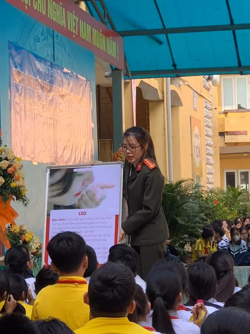 Báo cáo viên tuyên truyền các học sinh nhận diện ma tý và tác hại của chất kích thích