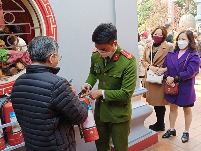 Lực lượng Cảnh sát PCCC và CNCH - CAQ Tây Hồ kiểm tra, tuyên truyền hướng dẫn an toàn PCCC tại Phủ Tây Hồ Lực lượng Cảnh sát PCCC và CNCH - CAQ Tây Hồ kiểm tra, tuyên truyền hướng dẫn an toàn PCCC tại Phủ Tây Hồ