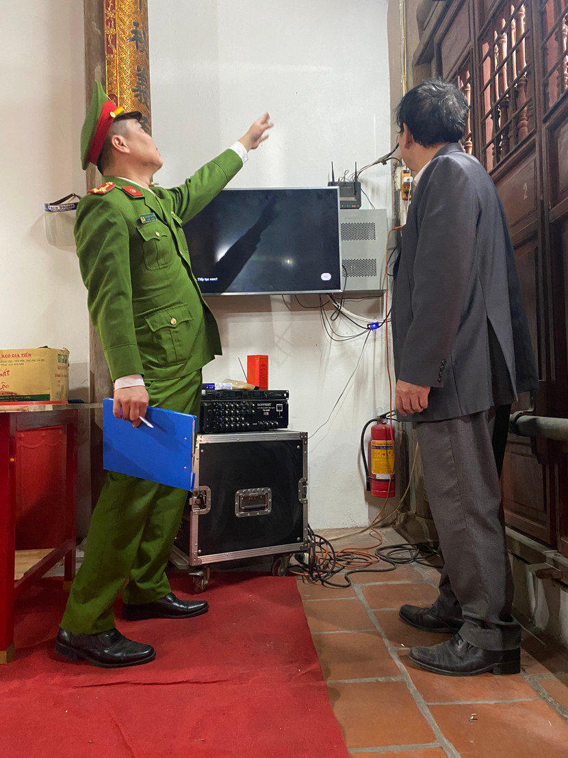 Cảnh sát PCCC và CNCH - CAQ Long Biên kiểm tra, hướng dẫn an toàn PCCC nơi thờ tự trên địa bàn