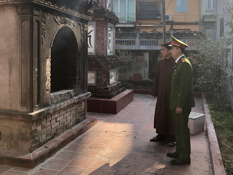 Cảnh sát PCCC và CNCH hướng dẫn đảm bảo an toàn tại khu vực đốt vàng mã chùa Tảo Sách Cảnh sát PCCC và CNCH hướng dẫn đảm bảo an toàn tại khu vực đốt vàng mã chùa Tảo Sách