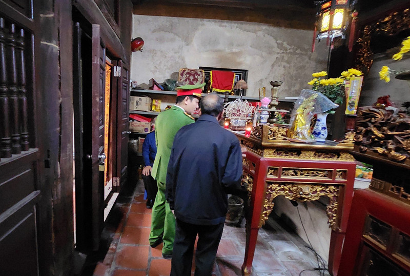 Cảnh sát PCCC và CNCH kiểm tra hướng dẫn an toàn tại nơi thắp hương, thờ cúng