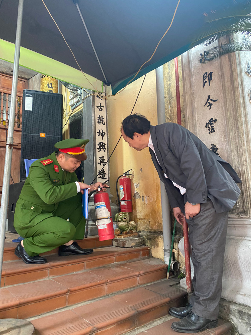 Cảnh sát PCCC và CNCH, CAQ Long Biên kiểm tra thiết bị PCCC tại nơi thờ tự