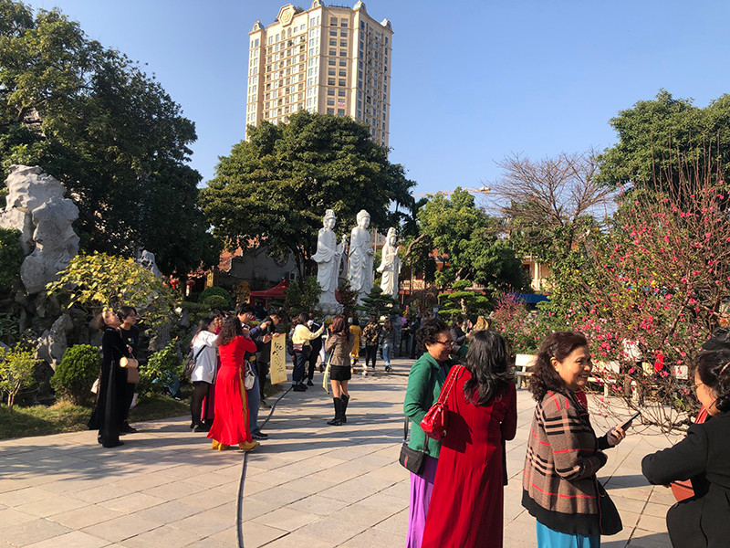 Người dân du xuân, đi lễ đầu năm tại chùa Tảo Sách Người dân du xuân, đi lễ đầu năm tại chùa Tảo Sách