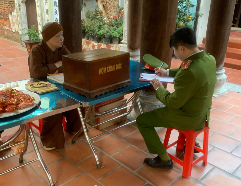 Cảnh sát PCCC và CNCH kiểm tra, hướng dẫn người đứng đầu các cơ sở tôn giáo tuân thủ các quy định an toàn PCCC