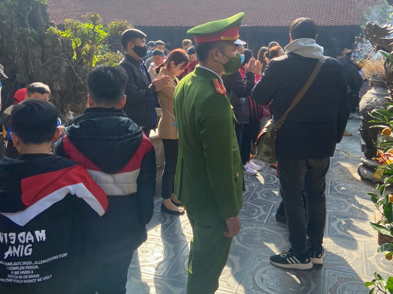 CAQ Tây Hồ triển khai các lực lượng hóa trang làm nhiệm vụ đảm bảo ANTT tại chùa Trấn Quốc CAQ Tây Hồ triển khai các lực lượng hóa trang làm nhiệm vụ đảm bảo ANTT tại chùa Trấn Quốc