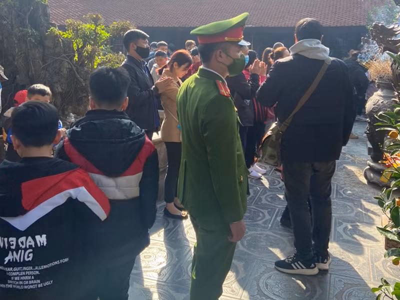 CAQ Tây Hồ triển khai các lực lượng hóa trang làm nhiệm vụ đảm bảo ANTT tại chùa Trấn Quốc