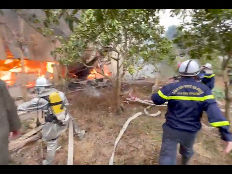 Lực lượng Cảnh sát PCCC kịp thời khống chế, dập tắt lửa tại khu lán tạm ở phố Đại Linh