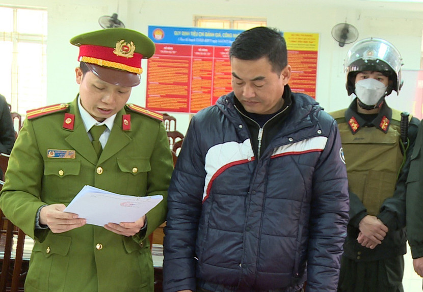 Cơ quan CSĐT đọc lệnh khởi tố bị can bắt tạm giam Giám đốc Trung tâm đăng kiểm xe cơ giới 17-01D Lưu Quang Hải