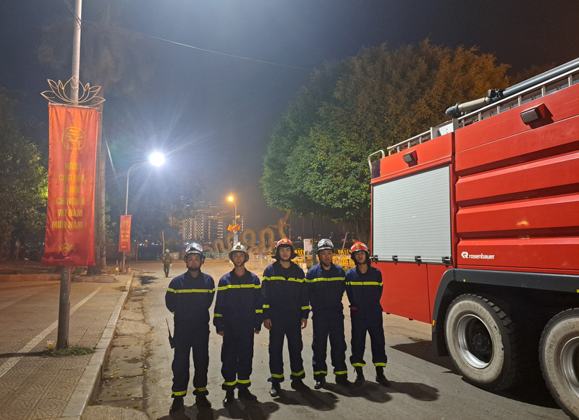 Cảnh sát PCCC&amp;CNCH (CAQ Tây Hồ) ứng trực xuyên đêm tại trận địa bắn pháo hoa và điểm di tích trên địa bàn