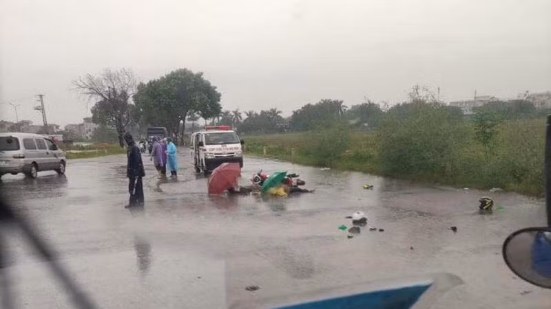 Vụ tai nạn sét đánh khi 2 người đang di chuyển trong lúc mưa bão xảy ra tại huyện Gia Lâm, Hà Nội Vụ tai nạn sét đánh khi 2 người đang di chuyển trong lúc mưa bão xảy ra tại huyện Gia Lâm, Hà Nội