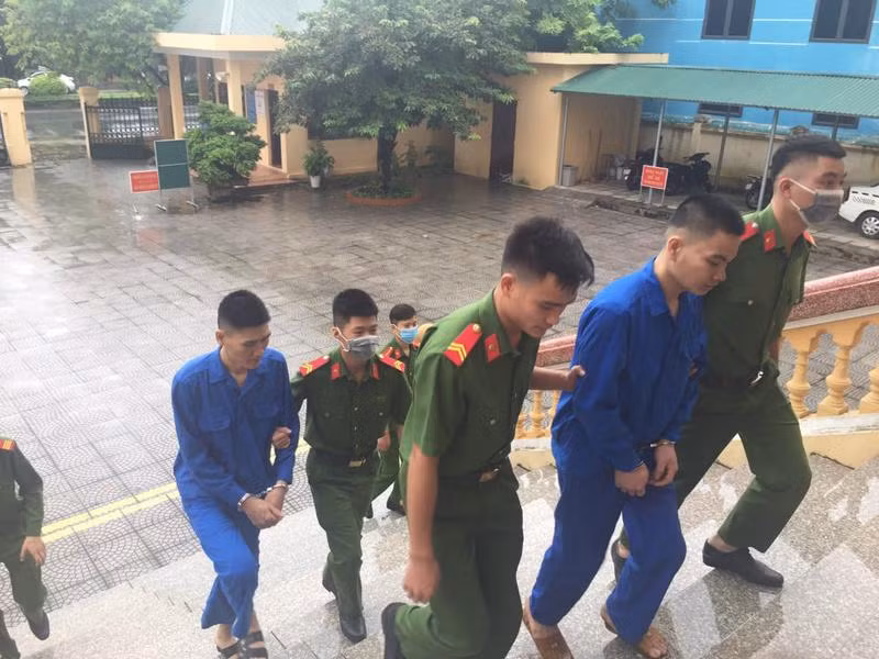 Cơ quan Công an dẫn giải hai bị can vào phòng xét xử