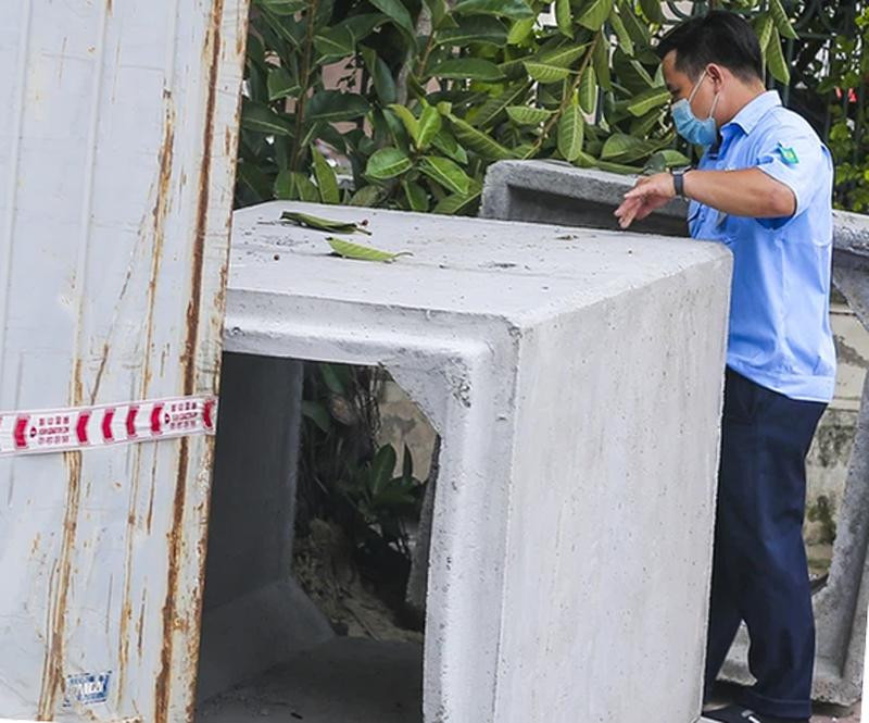 Nhiều cống bê tông cỡ lớn dùng chặn đường tại địa bàn quận Long Biên trong thời gian thực hiện giãn cách xã hội