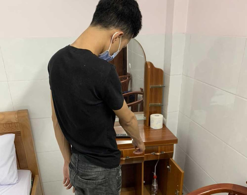 Đối tượng vào nhà nghỉ sử dụng ma túy cất giấu tang vật trong ngăn bàn Đối tượng vào nhà nghỉ sử dụng ma túy cất giấu tang vật trong ngăn bàn