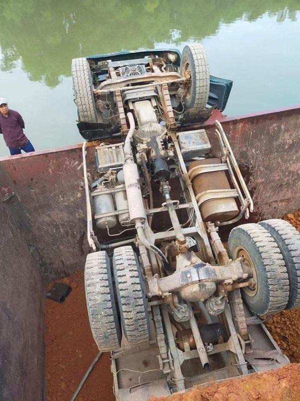 Xe tải lùi đổ đất xuống tầu thủy bị lật ngửa khiến lái xe tử vong