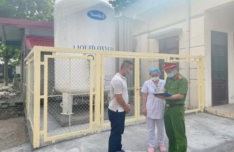 Lực lượng Cảnh sát PCCC và CNCH - CAH Mỹ Đức kiểm tra, hướng dẫn cơ sở y tế biện pháp an toàn khi sử dụng bình khí Oxy