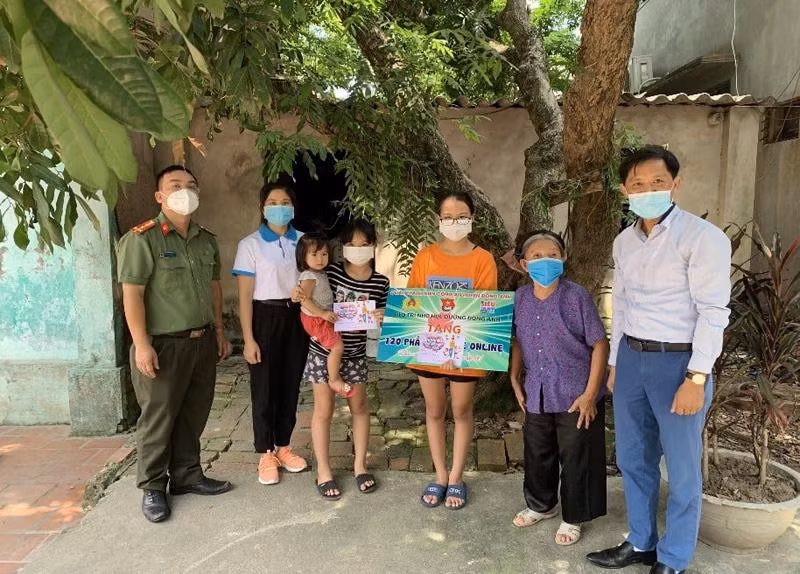 Đoàn Thanh niên Công an huyện Đông Anh cùng Công ty CP đào tạo Tâm Trí Lực tổ chức “Đồng hành cùng học sinh có hoàn cảnh khó khăn học online trong mùa dịch Covid-19