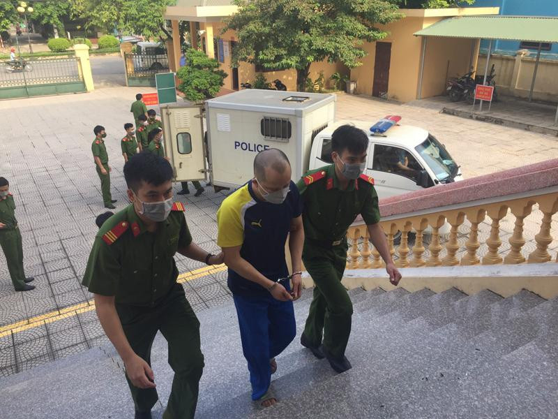 Cơ quan Công an dẫn giải đối tượng Nguyễn Mạnh Cường vào phòng xét xử