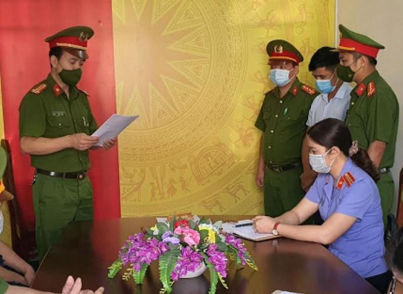 Cơ quan CSĐT thi hành lệnh bắt bị can để tạm giam đối với Vi Cảnh Vẻ (áo trắng) Cơ quan CSĐT thi hành lệnh bắt bị can để tạm giam đối với Vi Cảnh Vẻ (áo trắng)