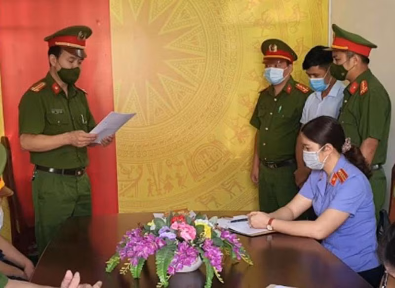 Cơ quan CSĐT thi hành lệnh bắt bị can để tạm giam đối với Vi Cảnh Vẻ (áo trắng)