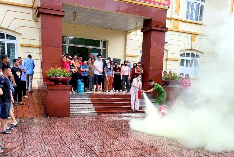 Cảnh sát PCCC và CNCH hướng dẫn người dân huyện Thanh Trì sử dụng bình cứu hỏa dập lửa hiệu quả, an toàn Cảnh sát PCCC và CNCH hướng dẫn người dân huyện Thanh Trì sử dụng bình cứu hỏa dập lửa hiệu quả, an toàn