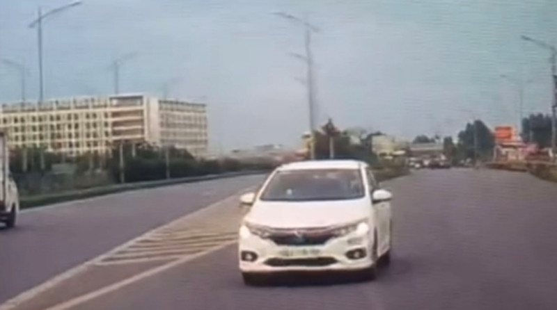 Hình ảnh phương tiện vi phạm đi ngược chiều trên cao tốc Hà Nội - Bắc Giang được trích xuất từ camera giám sát hành trình