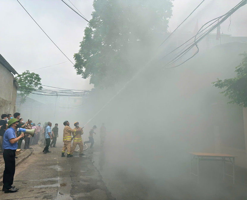 Tổ địa bàn PCCC và CNCH Long Biên phối hợp với Ủy ban nhân dân phường Bồ Đề thực tập phương án chữa cháy và cứu nạn, cứu hộ có sự phối hợp tham gia của nhiều lực lượng trong khu dân cư