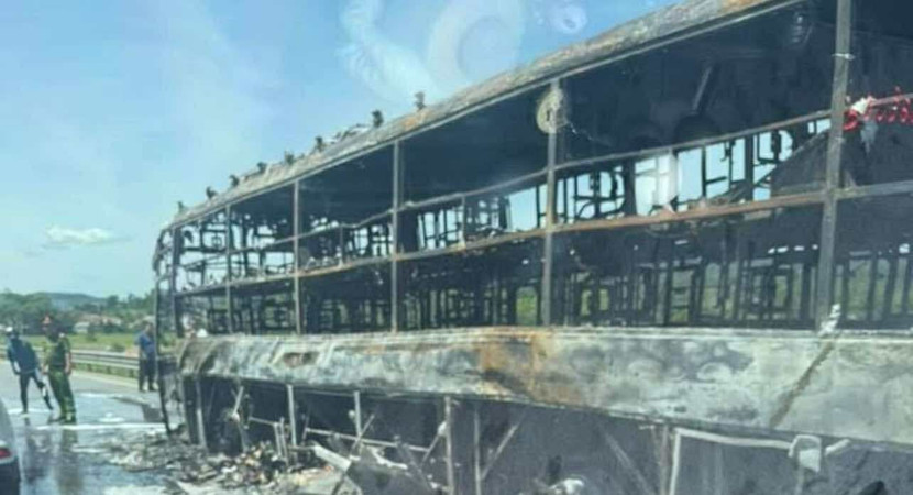 Hỏa hoạn đã làm xe khách hư hỏng hoàn toàn