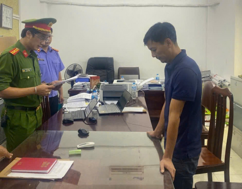 Cơ quan CSĐT Công an tỉnh Hòa Bình đọc lệnh khám xét, bắt giữ đối tượng Trần Văn Huân