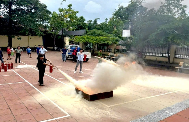 Cảnh sát PCCC và CNCH hướng dẫn người dân sử dụng bình chữa cháy Cảnh sát PCCC và CNCH hướng dẫn người dân sử dụng bình chữa cháy