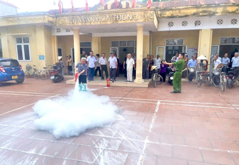 Trên 500 người dân được tập huấn kỹ năng xử lý hỏa hoạn, phòng ngừa cháy, nổ an toàn Trên 500 người dân được tập huấn kỹ năng xử lý hỏa hoạn, phòng ngừa cháy, nổ an toàn