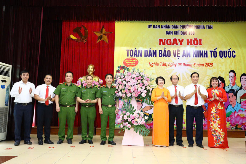 Đảng ủy, HĐND, UBND phường Nghĩa Tân tặng hoa chúc mừng hội nghị