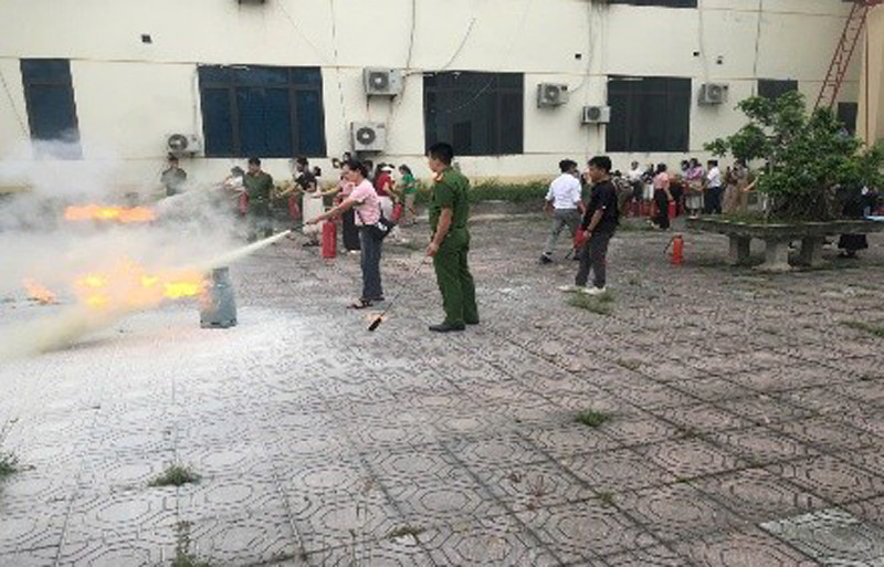 Cảnh sát PCCC và CNCH hướng dẫn học viên sử dụng bình chữa cháy dập tắt đám cháy