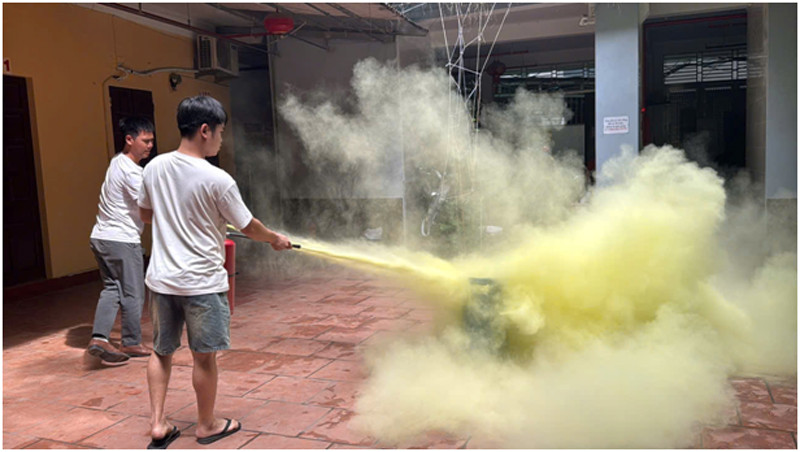 Ngay khi xảy ra cháy lực lượng tại chỗ sử dụng bình chữa cháy xách tay được trang bị tại điểm chữa cháy công cộng và cơ sở tổ chức chữa cháy