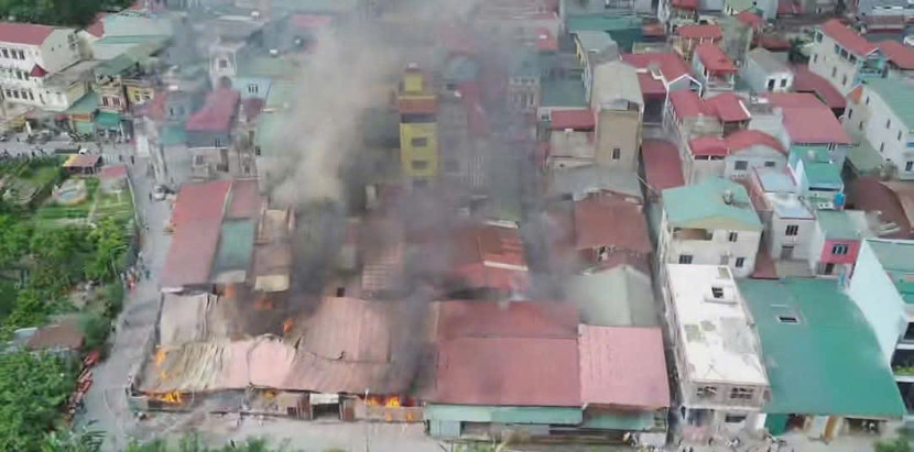 Lực lượng Cảnh sát PCCC&CNCH đã tổ chức chữa cháy kịp thời, không để cháy lan sang nhà dân, nhà ở kết hợp kinh doanh tiếp giáp với đám cháy Lực lượng Cảnh sát PCCC&CNCH đã tổ chức chữa cháy kịp thời, không để cháy lan sang nhà dân, nhà ở kết hợp kinh doanh tiếp giáp với đám cháy