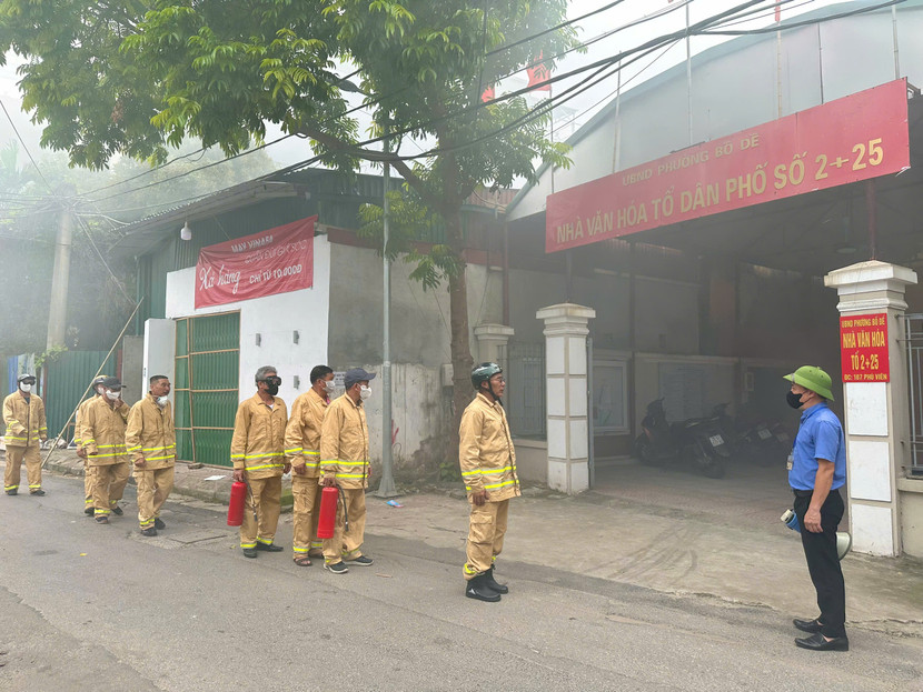 Lực lượng tại chỗ nhanh chóng tiếp cận đám cháy để xử lý tại buổi diễn tập phương án