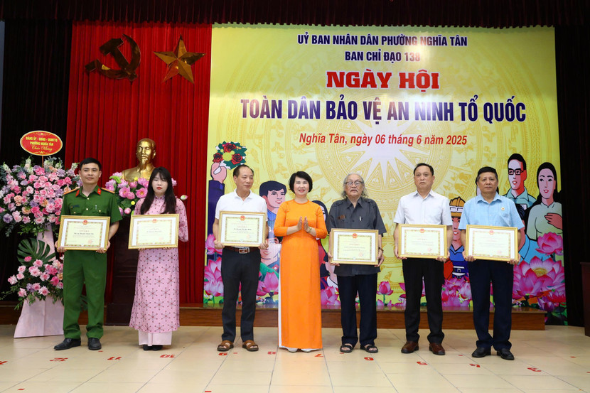 Bà Vũ Thị Thủy, Bí thư Đảng ủy phường Nghĩa Tân trao tặng khen thưởng cho cá nhân, tập thể có thành tích xuất sắc trong phong trào toàn dân bảo vệ ANTQ