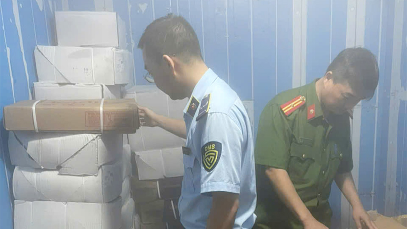 Lực lượng chức năng kiểm tra khu vực cất trữ thịt đông lạnh của hộ kinh doanh L.T.C