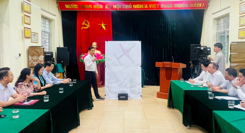 Lãnh đạo Ban QLDA quận Tây Hồ trình bày phương án Giải phóng mặt bằng cầu Tứ Liên tại khu dân cư số 5, phường Yên Phụ Lãnh đạo Ban QLDA quận Tây Hồ trình bày phương án Giải phóng mặt bằng cầu Tứ Liên tại khu dân cư số 5, phường Yên Phụ