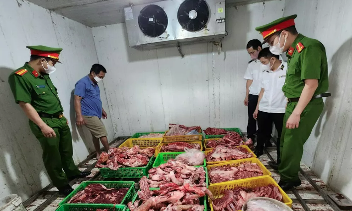 Lực lượng chức năng tỉnh Bắc Giang kiểm tra cơ sở thu gom thịt lợn mất an toàn vệ sinh thực phẩm tại xã Minh Đức (thị xã Việt Yên, tỉnh Bắc Giang). Ảnh: Nguyễn Hưởng